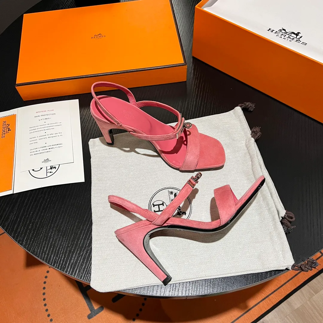 👟👟Ex-factory price 600👟👟 💋💋Continue the classics Hermes Classic H high-heeled sandals series————————Fashionable classic and versatile super comfortable It took half a year to disassemble the original version and develop it with craftsmanship and perfection in every detail Simple and smooth design to create a fashionable, classic and soft look 🥰🥰 Material: Original custom-made sheep suede, sheepskin lining for feet, Italian genuine leather outsole ▪️Heel height: 9cm ▪️SIZE: 34-42 (34.41 42 customized, non-returnable and non-exchangeable)